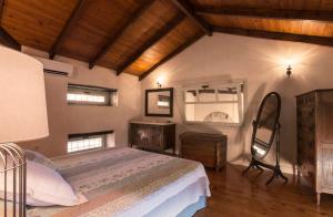 Ένα ή περισσότερα κρεβάτια σε δωμάτιο στο Kyparissia Old Town Lodge with amazing sea view