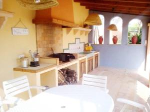 uma cozinha com mesa e cadeiras num quarto em *****Villa de Món max. 8 Personen, Meerblick + Pool em Cala Anguila