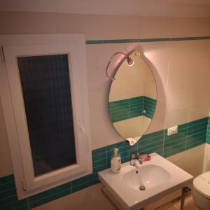 ラ・スペツィアにあるSTELLA MARINAのバスルーム(洗面台、鏡、トイレ付)