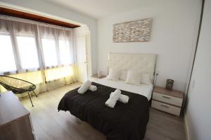 sypialnia z łóżkiem z dwoma ręcznikami w obiekcie Golive Pepita w mieście Cambrils