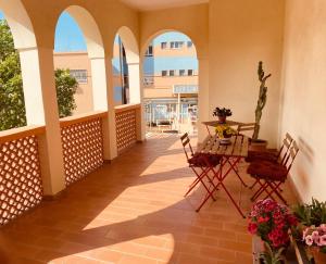 einen Balkon mit einem Tisch und Stühlen in der Unterkunft L'IPPOCASTANO Appartamenti - B&B in Castellaneta