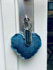 an einer Tür ist eine Schlüsselkette befestigt in der Unterkunft Studio Pipper in Zandvoort