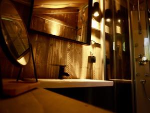 uma casa de banho com um lavatório e um espelho em Glamped - Luxe camping em Westkapelle