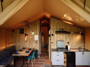 Η κουζίνα ή μικρή κουζίνα στο Glamped - Luxe camping