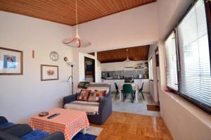 een woonkamer met een bank en een tafel bij Blue Sky Apartment Primosten in Primošten