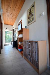 een hal met een kamer met een houten plafond bij Blue Sky Apartment Primosten in Primošten