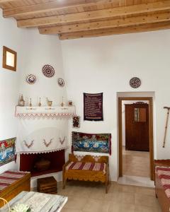 Postel nebo postele na pokoji v ubytování Archangelos Family House