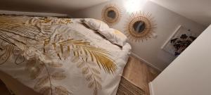 Łóżko lub łóżka w pokoju w obiekcie Appartement dans un moulin