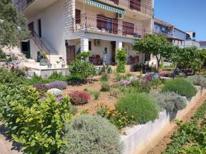 Κήπος έξω από το Apartments Tomaš