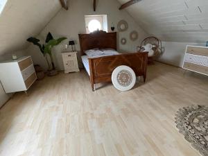 Zimmer im Dachgeschoss mit einem Bett und Holzboden in der Unterkunft La Bohème Vannes, Penty centre ville proche gare in Vannes