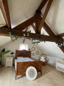 ein Schlafzimmer mit einem Bett auf einem Dachboden in der Unterkunft La Bohème Vannes, Penty centre ville proche gare in Vannes