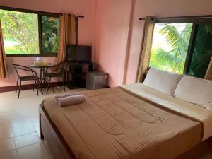 Postel nebo postele na pokoji v ubytování โพธิ์ทองริมทุ่ง Pothong Rimtung Hotel
