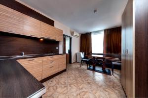 Una cocina o kitchenette en Hotel Varly Bryag