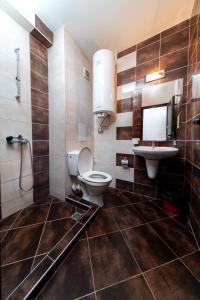 Un baño de Hotel Varly Bryag