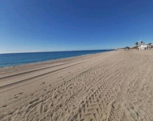 une plage avec des empreintes sur le sable et l'océan dans l'établissement Roquetas de Mar, Apartamento, 2 dormitorios, Urbanización Las Salinas, cerca de la playa, de restaurantes y bares de tapas, à Roquetas de Mar