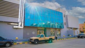 a truck parked in a parking lot in front of a building at Clowzer Hotel- فندق كلاوزر in Riyadh