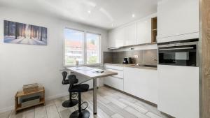 O bucătărie sau chicinetă la HOMEY TIDY - NEW / Proche Centre Annecy / Parking gratuit / Logement entièrement équipé