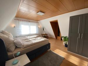 ein Schlafzimmer mit einem großen Bett und einem Fenster in der Unterkunft Ferienhaus Spreewald in Luckau