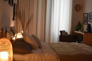 A bed or beds in a room at queen 24