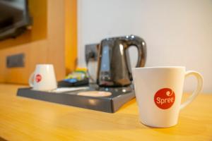 Příslušenství pro přípravu čaje a kávy v ubytování Zip By Spree Hotels Chakan, Pune