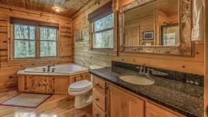 un bagno con vasca, WC e lavandino di Tranquility a Blue Ridge Altre 31 foto