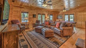 un soggiorno con un divano in pelle e un tavolo di Tranquility a Blue Ridge