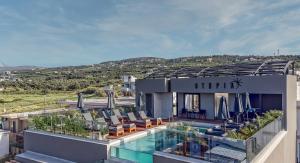 een uitzicht op een gebouw met een zwembad bij Utopia Luxury Suites in Platanes