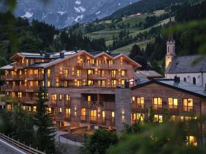 un gran edificio con luces en una montaña en Beautiful holiday home in M hlbach am Hochk nig with sauna, en Mühlbach am Hochkönig