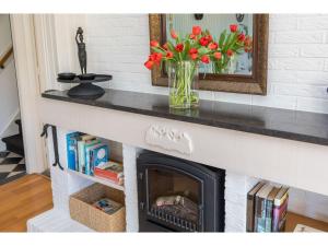 ザウテランデにあるHoliday Home Zoutelande near Beachの花瓶の上に暖炉