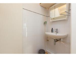 ザウテランデにあるHoliday Home Zoutelande near Beachの洗面台とトイレを備えた白いバスルーム +32枚の写真