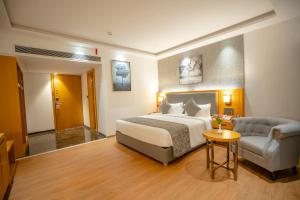 Tempat tidur dalam kamar di Zip By Spree Hotels Chakan