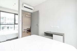 パタヤ・セントラルにあるThe Base Central Pattayaのベッドと鏡のある白い寝室 +35枚の写真