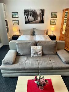 ein Wohnzimmer mit einem Sofa vor einem Bett in der Unterkunft Rheinpromenade in Kamp-Bornhofen