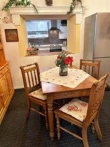 eine Küche mit einem Tisch und Stühlen sowie einem Kühlschrank in der Unterkunft Rheinpromenade in Kamp-Bornhofen