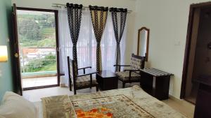 d'un salon avec une table, des chaises et une fenêtre. dans l'établissement Royal Serene Villas, à Ooty