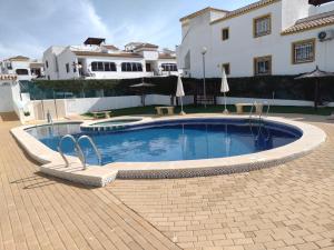 uma grande piscina em frente a uma casa em Casa Sol Vistabella Golf Resort em Orihuela