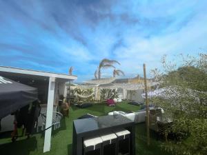 Vonkajšia záhrada v ubytovaní Sunset Wave - STAGNONE KITESURF VILLAGE