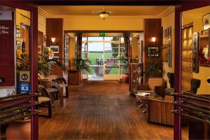 un atrio di una farmacia con una porta aperta di The Aviator Hotel a Northampton
