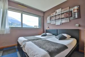 Voodi või voodid majutusasutuse Hôtel Les Flots Bleus toas
