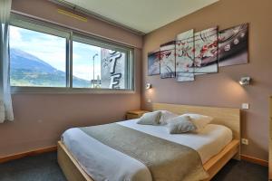 Voodi või voodid majutusasutuse Hôtel Les Flots Bleus toas
