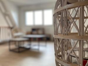 a room with a table and a wooden cage at Chez Catherine et Laurent in Ploemeur