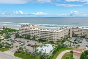 een luchtzicht op een hotel en de oceaan bij Pelican Condos in New Smyrna Beach