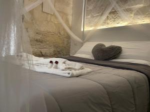 łóżko z ręcznikiem i 2 butelkami w obiekcie SiricyAus Luxury Room w mieście Ragusa