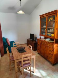 salon z drewnianym stołem i szafką w obiekcie agriturismo borgo del ginepro w mieście Castiglione Messer Raimondo