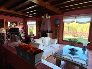 a living room with a white couch and a table at El Balcón De Alboreca in Sigüenza
