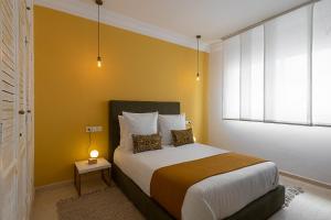 Tempat tidur dalam kamar di Luxury two bedrooms apartment - Best Location