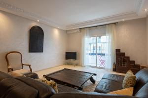 salon z kanapą i stolikiem kawowym w obiekcie Luxury two bedrooms apartment - Best Location w mieście Rabat