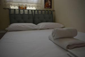 Säng eller sängar i ett rum på The house of grandma Zinios