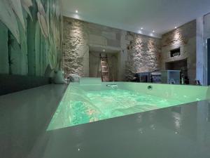 Bazén v ubytování SiricyAus Luxury Room nebo v jeho okolí