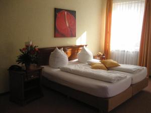Ein Bett oder Betten in einem Zimmer der Unterkunft Altstadthotel Schex